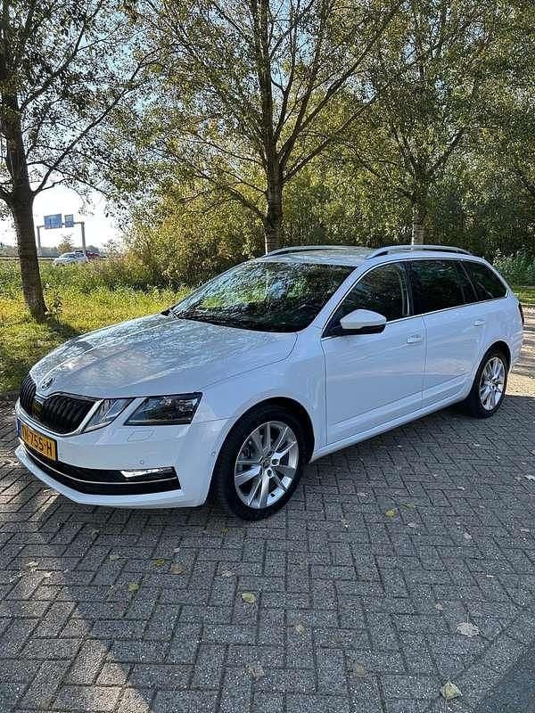 Wit Gebruikt 2018 Skoda Octavia Stationwagen | € 11.500 (Goede deal) - Afbeelding 1/4