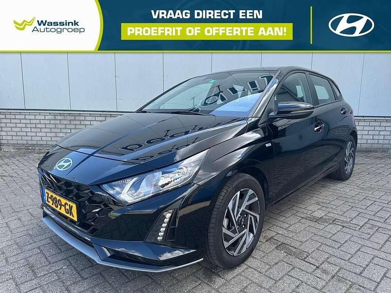Zwart, metallic lak Gebruikt 2024 Hyundai i20 Comfort Hatchback | € 21.940 (Iets duurder) - Afbeelding 1/4