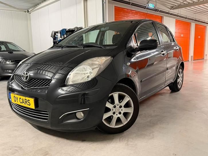 Zwart Gebruikt 2010 Toyota Yaris Hatchback | € 2.595 (Goede deal) - Afbeelding 1/4