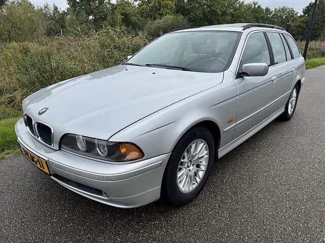 Grijs Gebruikt 2003 BMW 520 Lifestyle Stationwagen | € 2.990 (Eerlijke prijs) - Afbeelding 1/4
