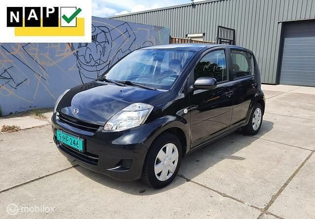 Zwart Gebruikt 2010 Daihatsu Sirion Hatchback | € 3.649 (Eerlijke prijs) - Afbeelding 1/4