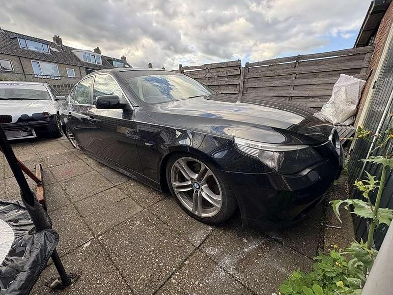 Zwart Gebruikt 2006 BMW 523 Sedan | € 1.800 - Afbeelding 1/4