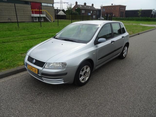 Grijs Gebruikt 2005 Fiat Stilo Young Hatchback | € 1.595 (Iets duurder) - Afbeelding 1/4
