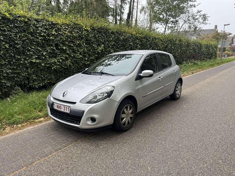 Gebruikt 2011 Renault Clio II Dynamique Sedan | € 2.650 (Eerlijke prijs) - Afbeelding 1/4