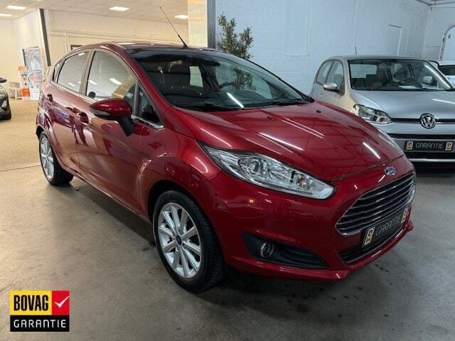 Rood Gebruikt 2016 Ford Fiesta Titanium Hatchback | € 8.750 (Goede deal) - Afbeelding 1/4