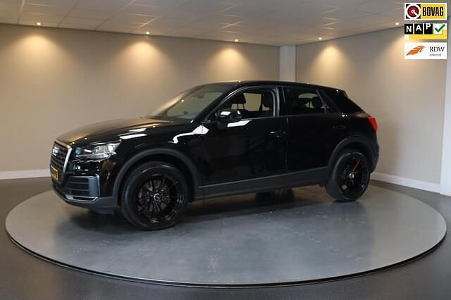 Zwart Gebruikt 2018 Audi Q2 Sport SUV | € 18.940 (Goede deal) - Afbeelding 1/4