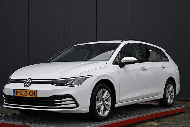 Wit Gebruikt 2022 VW Golf VIII Business Stationwagen | € 18.450 (Eerlijke prijs) - Afbeelding 1/4