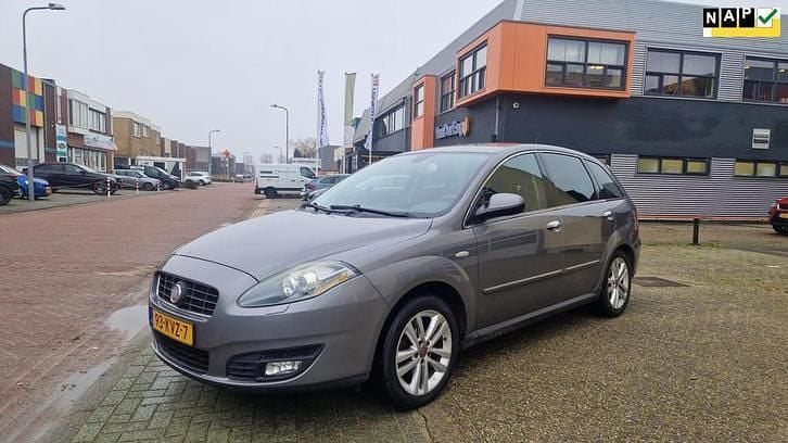 Grijs (metallic) Occasion 2010 Fiat Croma Hatchback | € 2.850 (Eerlijke prijs) - Afbeelding 1/4