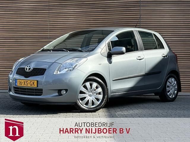 Grijs, metallic lak Gebruikt 2007 Toyota Yaris Sol Hatchback | € 6.450 (Eerlijke prijs) - Afbeelding 1/4