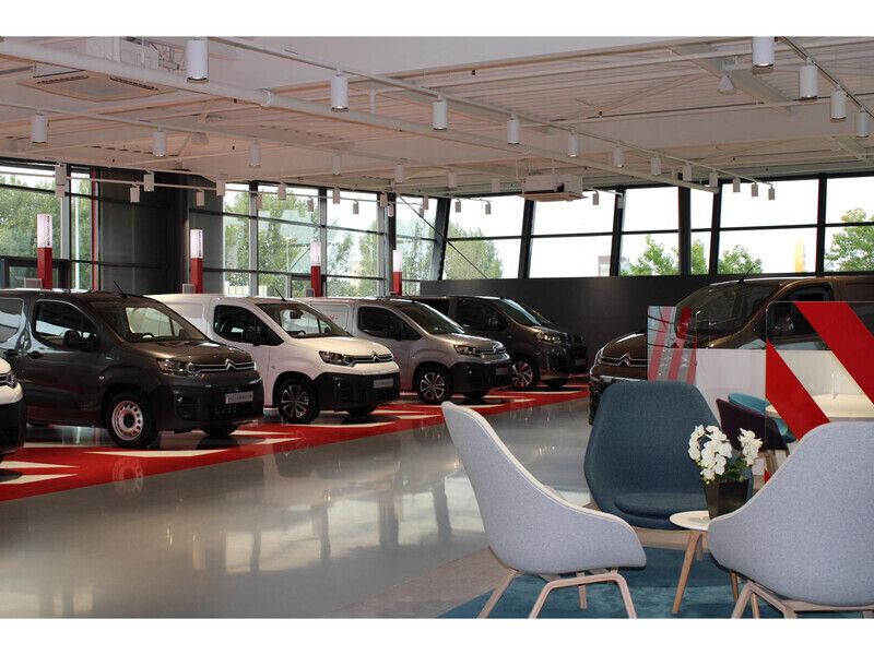 Zwart Gebruikt 2023 Citroën e-C4 Feel SUV | € 18.440 (Super prijs) - Afbeelding 1/1