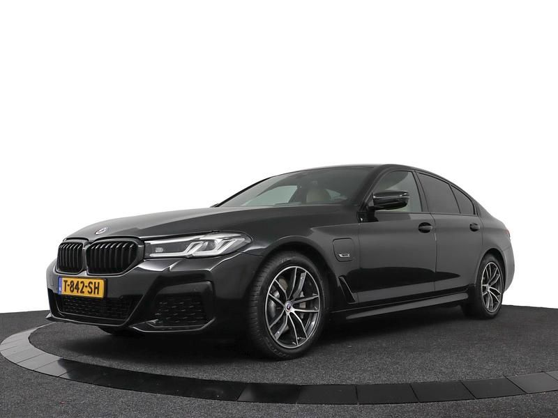 Zwart Gebruikt 2022 BMW 520 Sedan | € 36.499 (Eerlijke prijs) - Afbeelding 1/4