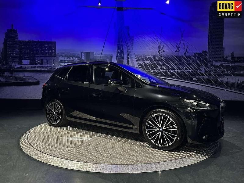 Zwart Gebruikt 2024 BMW 218 Active Tourer Executive MPV | € 39.995 - Afbeelding 1/4