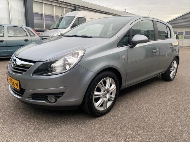 Grijs, metallic lak Gebruikt 2010 Opel Corsa Edition Hatchback | € 3.500 (Eerlijke prijs) - Afbeelding 1/4