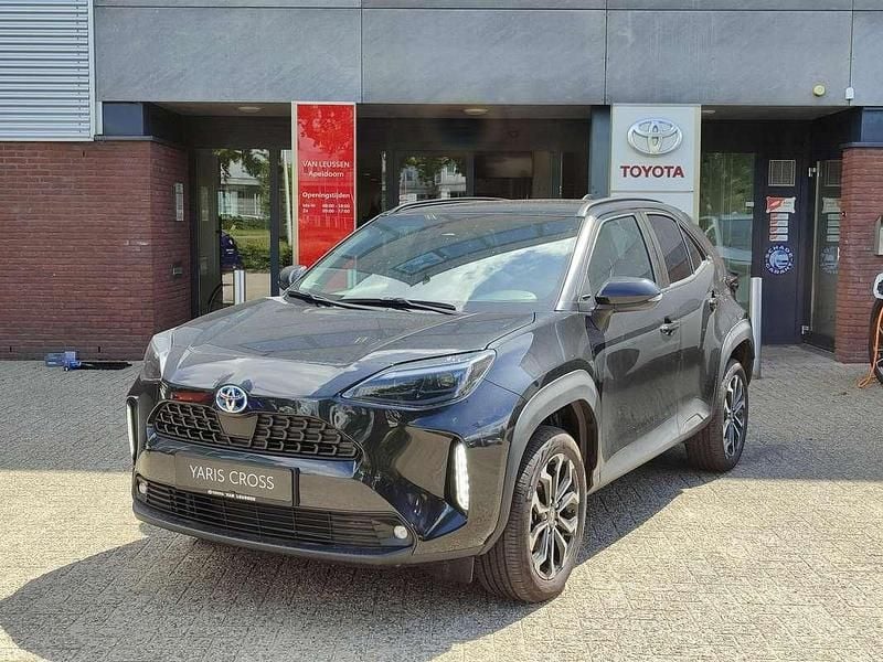 Zwart, metallic lak Gebruikt 2024 Toyota Yaris Cross Style SUV | € 29.490 (Eerlijke prijs) - Afbeelding 1/4