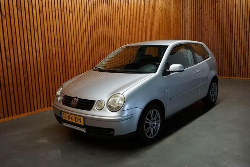 Grijs (metallic) Gebruikt 2003 VW Polo Hatchback | € 900 (Goede deal) - Afbeelding 1/4