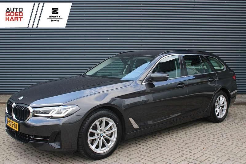 Grijs Gebruikt 2021 BMW 520 Stationwagen | € 33.895 (Goede deal) - Afbeelding 1/4