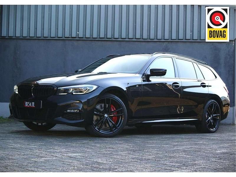 Zwart Gebruikt 2020 BMW 330e M Sport Stationwagen | € 32.749 (Iets duurder) - Afbeelding 1/4