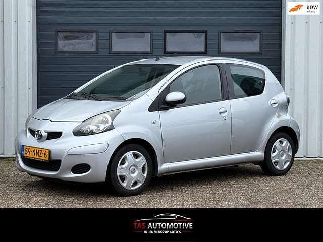 Grijs (metallic) Gebruikt 2010 Toyota Aygo Comfort Hatchback | € 2.150 (Goede deal) - Afbeelding 1/4