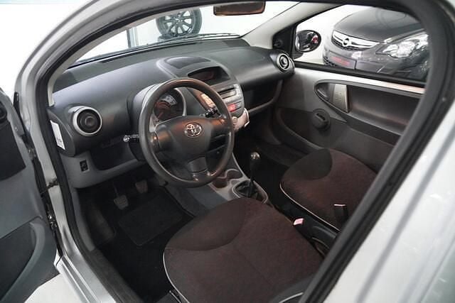 Occasion Toyota Aygo 68 PK (50 kW) 2006 Grijs (metallic) Hatchback