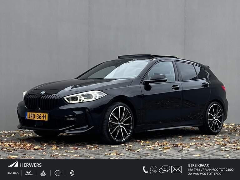 Blacksapphire metallic (475) (zwart metallic) Occasion 2024 BMW 118 M Sport Hatchback | € 31.985 (Eerlijke prijs) - Afbeelding 1/4
