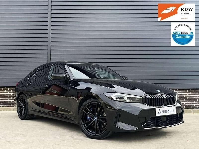 Zwart (metallic) Gebruikt 2023 BMW 330e M Sport Sedan | € 43.900 (Eerlijke prijs) - Afbeelding 1/4