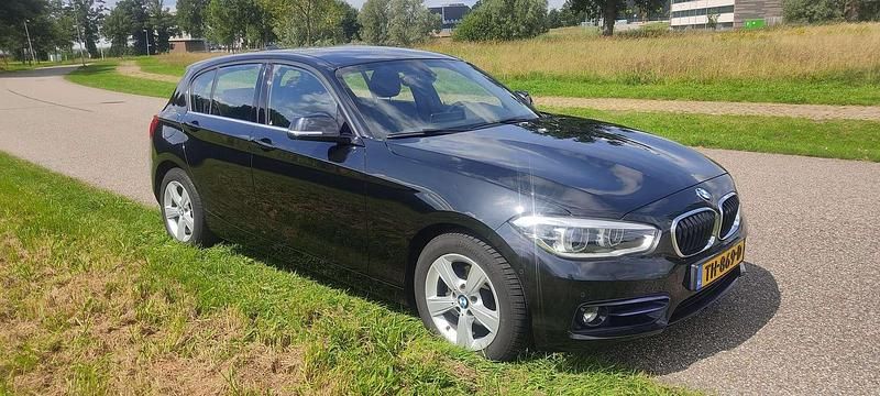 Zwart Gebruikt 2018 BMW 118 Hatchback | € 13.900 (Super prijs) - Afbeelding 1/4