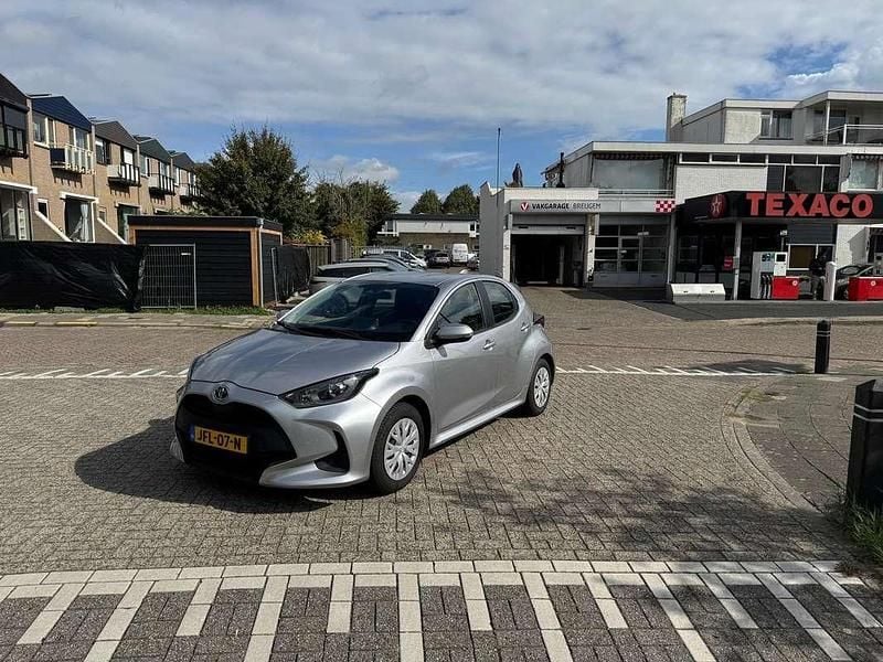 Grijs Occasion 2023 Toyota Yaris Hybrid Comfort Hatchback | € 17.950 (Super prijs) - Afbeelding 1/4