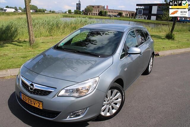 Grijs Occasion 2012 Opel Astra Sport Stationwagen | € 6.275 (Eerlijke prijs) - Afbeelding 1/4
