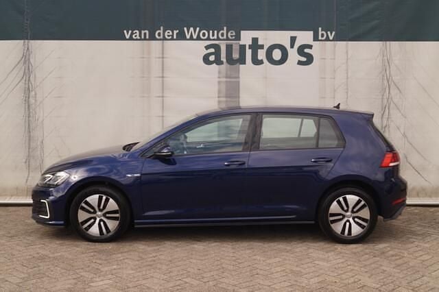 Blauw, metallic lak Gebruikt 2020 VW Golf VIII GTE Hatchback | € 17.900 (Super prijs) - Afbeelding 1/4