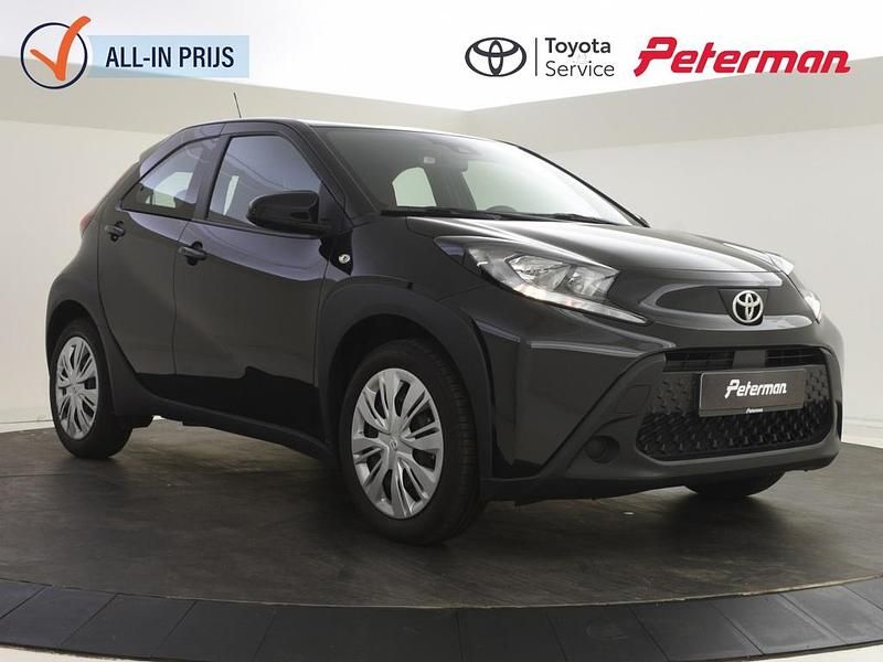 Zwart Gebruikt 2024 Toyota Aygo Play Hatchback | € 17.499 (Eerlijke prijs) - Afbeelding 1/4