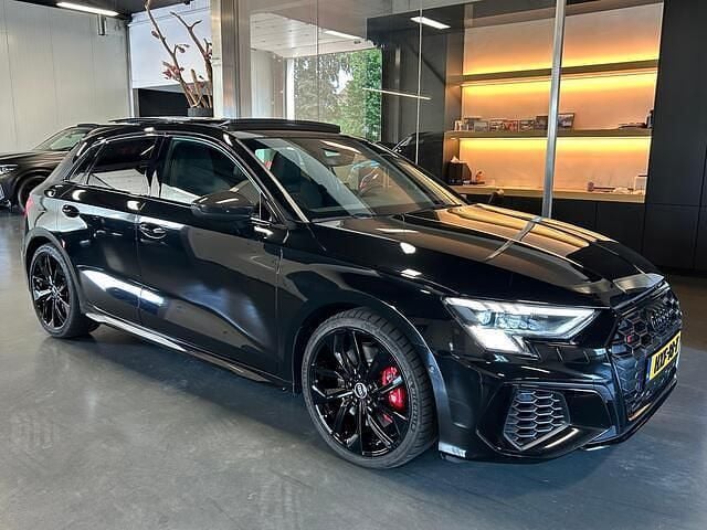 Zwart Gebruikt 2021 Audi A3 Sportback Black Edition Hatchback | € 43.999 (Eerlijke prijs) - Afbeelding 1/4