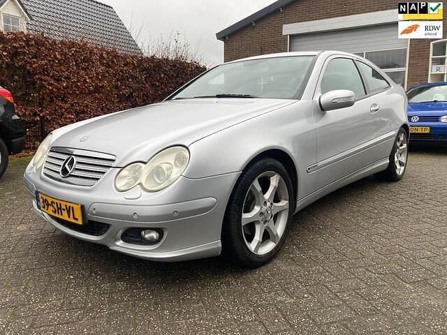 Grijs (metallic) Gebruikt 2006 Mercedes C160 Coupé | € 4.949 - Afbeelding 1/4