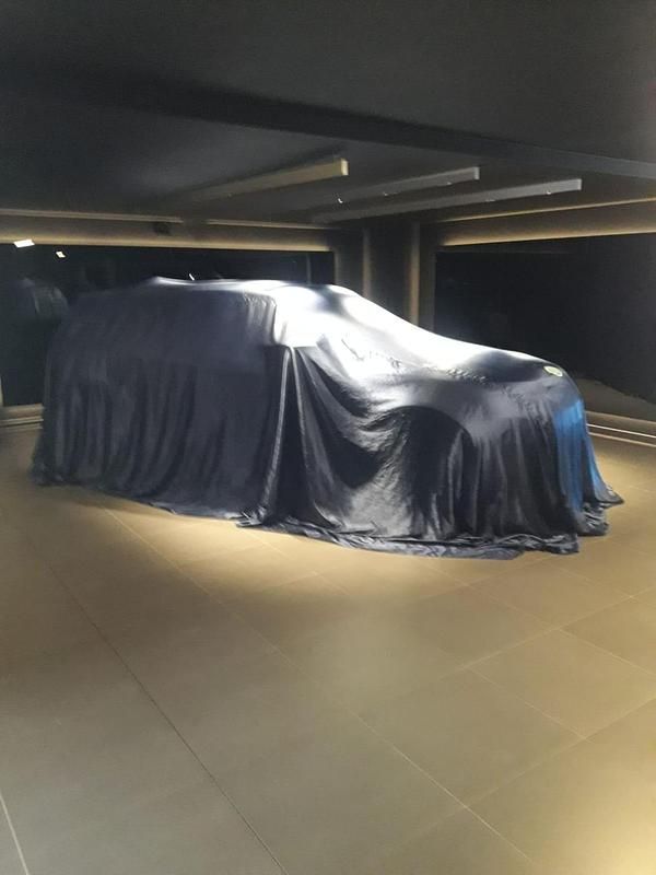 Grijs (metallic) Gebruikt 2023 Land Rover Range Rover evoque R-Dynamic SUV | € 49.750 (Eerlijke prijs) - Afbeelding 1/4