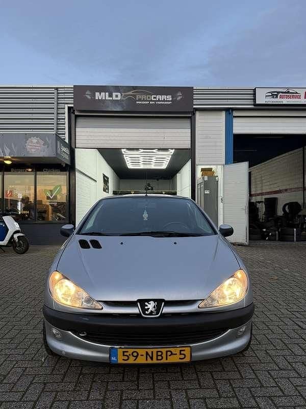 Grijs Gebruikt 2002 Peugeot 206 Cabriolet | € 1.500 (Eerlijke prijs) - Afbeelding 1/4