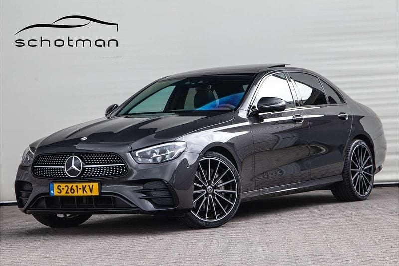 Grijs Gebruikt 2023 Mercedes E300 AMG Line Premium Plus Sedan | € 54.500 (Eerlijke prijs) - Afbeelding 1/4