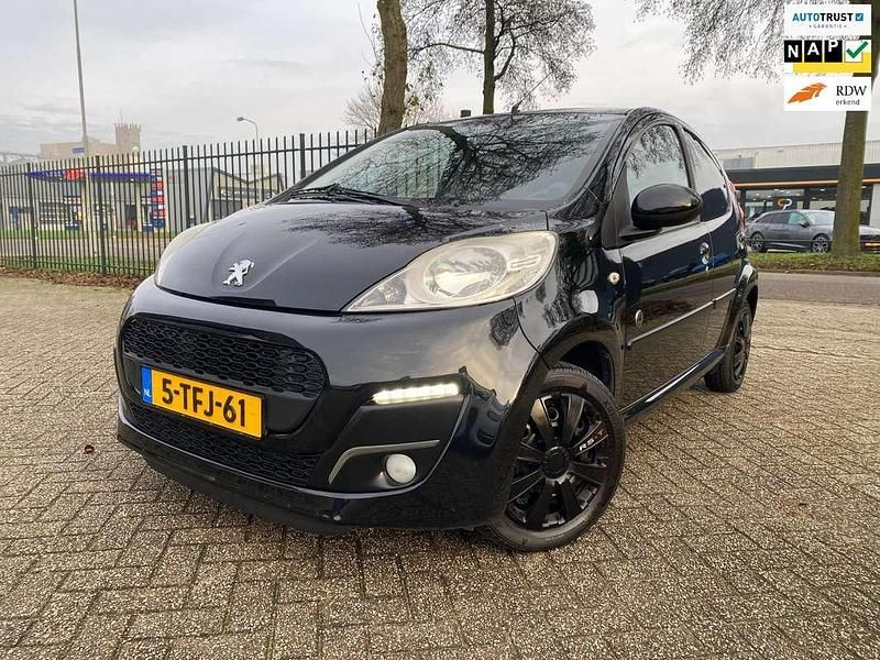 Zwart Gebruikt 2014 Peugeot 107 Urban Move Hatchback | € 3.995 (Eerlijke prijs) - Afbeelding 1/4