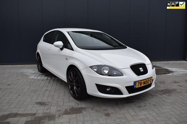 Wit (metallic) Occasion 2010 Seat Leon Hatchback | € 4.950 (Duur) - Afbeelding 1/4