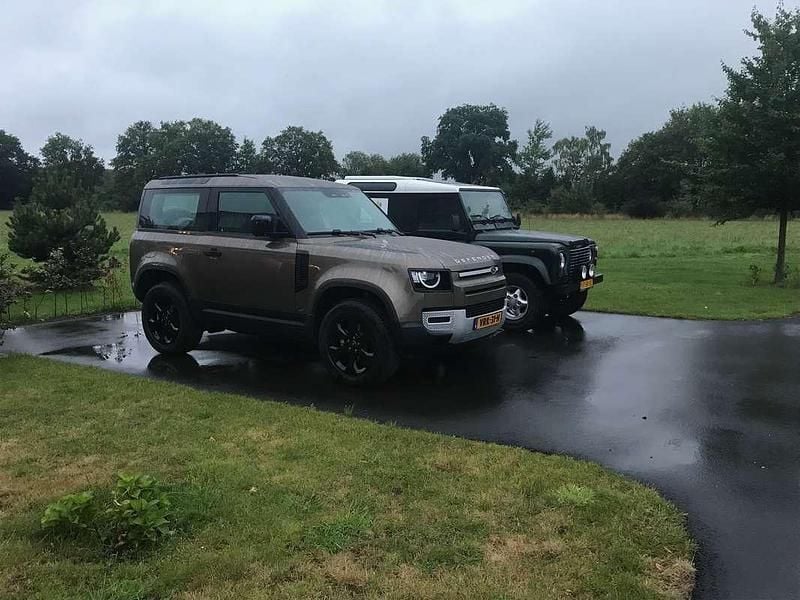Bruin Occasion 2022 Land Rover Defender Van | € 53.500 (Super prijs) - Afbeelding 1/4