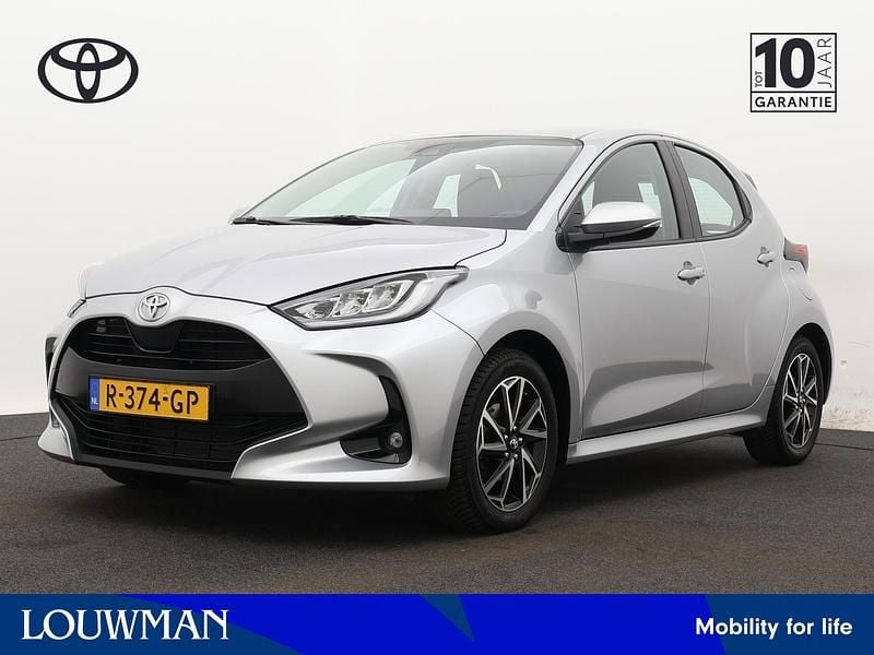 Zilver, metallic lak Gebruikt 2022 Toyota Yaris Hatchback | € 19.945 (Eerlijke prijs) - Afbeelding 1/4