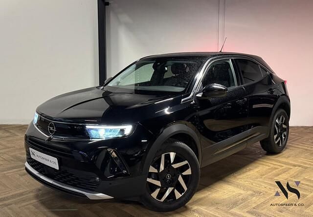 Zwart (metallic) Gebruikt 2023 Opel Mokka SUV | € 19.940 (Eerlijke prijs) - Afbeelding 1/4