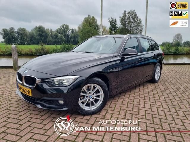 Zwart Gebruikt 2015 BMW 318 Stationwagen | € 12.495 (Eerlijke prijs) - Afbeelding 1/4
