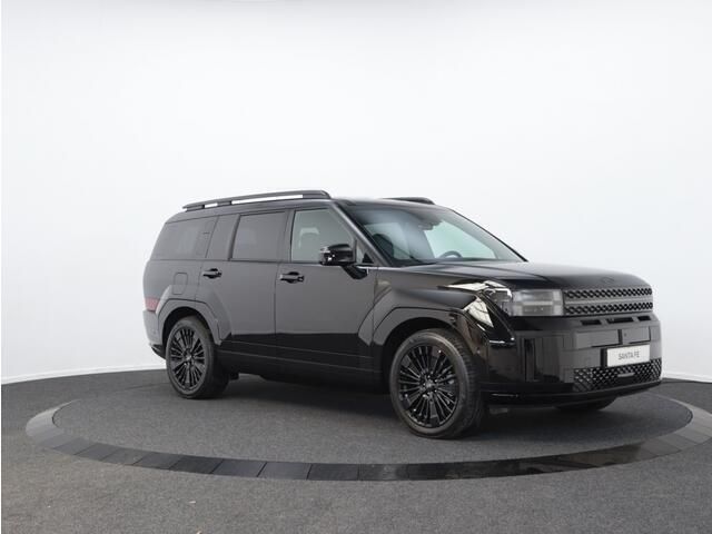 Abyss black (zwart metallic) Gebruikt 2025 Hyundai Santa Fe Blackline SUV | € 66.950 - Afbeelding 1/4
