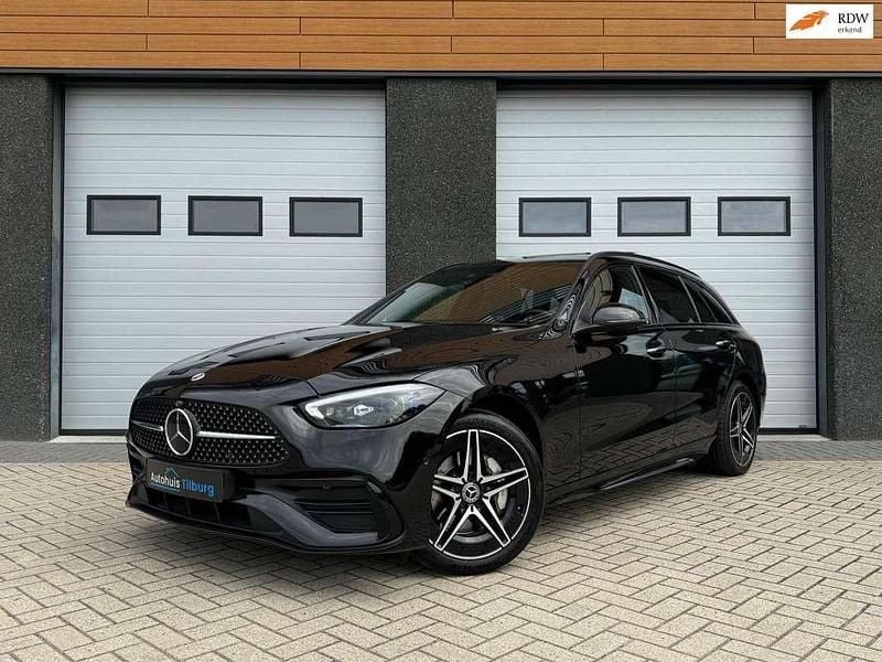 Zwart Gebruikt 2022 Mercedes C300e AMG Stationwagen | € 41.990 (Eerlijke prijs) - Afbeelding 1/4