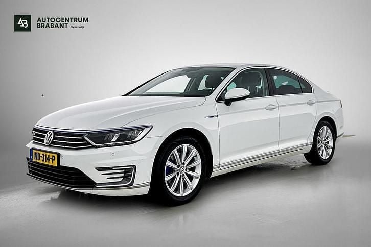 Wit Gebruikt 2016 VW Passat GTE Sedan | € 17.995 (Goede deal) - Afbeelding 1/3