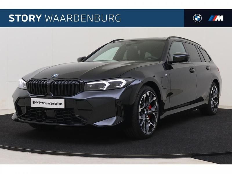 Saphirschwarz (donker zwart metallic) Gebruikt 2025 BMW 330e Comfort Edition Stationwagen | € 77.495 - Afbeelding 1/3