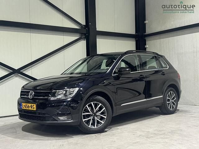Zwart Gebruikt 2020 VW Tiguan Comfortline SUV | € 23.440 (Eerlijke prijs) - Afbeelding 1/4