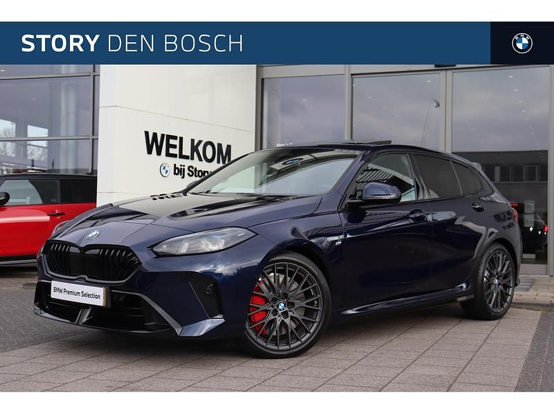 Blauw, metallic lak Gebruikt 2025 BMW 120 M Sport Hatchback | € 42.950 (Duur) - Afbeelding 1/4