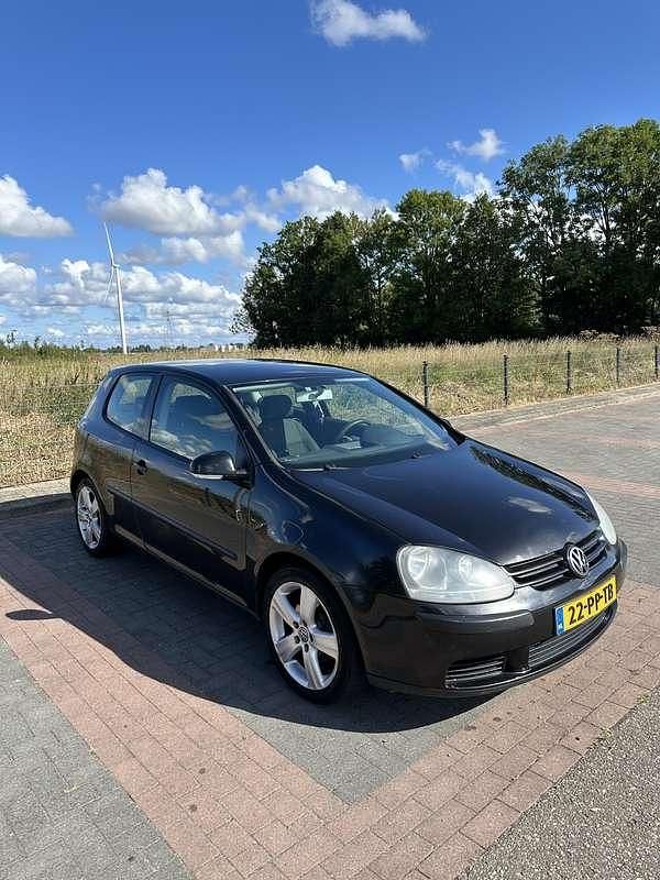 Zwart Gebruikt 2004 VW Golf IV Hatchback | € 1.200 (Eerlijke prijs) - Afbeelding 1/4
