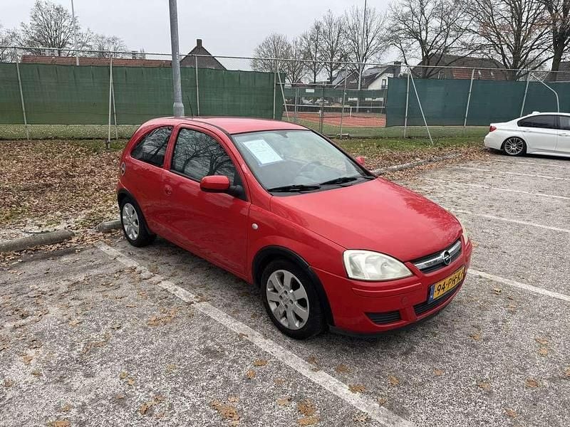 Rood Occasion 2004 Opel Corsa Enjoy Hatchback | € 850 (Goede deal) - Afbeelding 1/4
