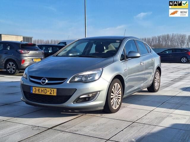 Grijs Gebruikt 2013 Opel Astra Design Edition Sedan | € 5.495 (Eerlijke prijs) - Afbeelding 1/4